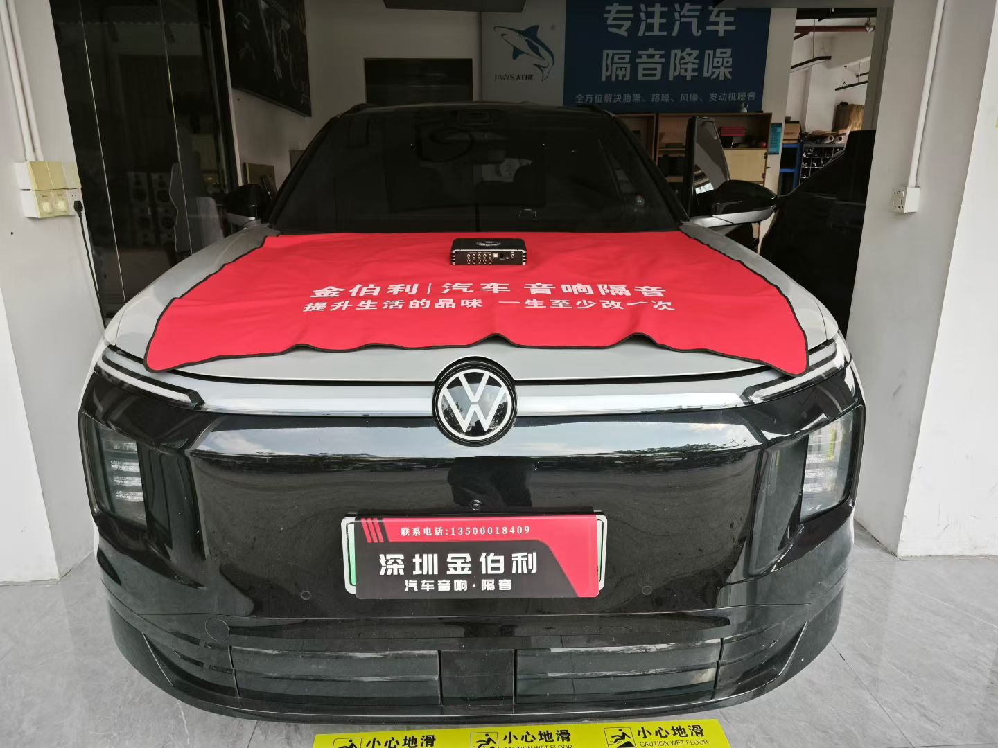 大众ID.ERA 9X原车27个喇叭，音量放大就破音，根源并非门板共振，而是原车功放功率不足