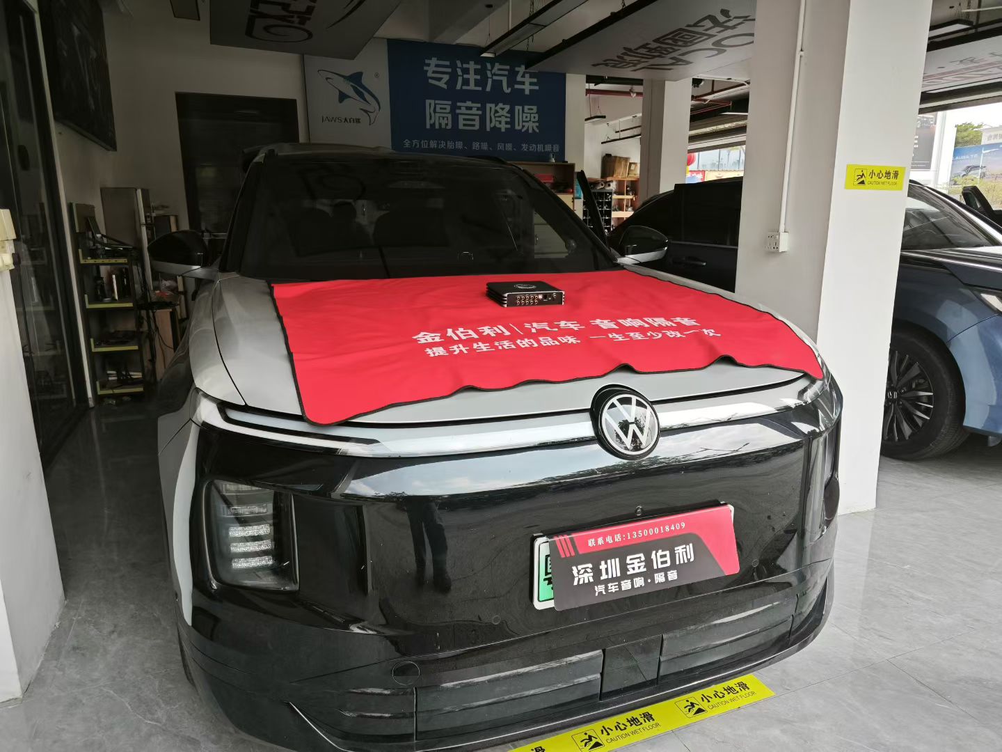 大众ID.ERA 9X原车27个喇叭，音量放大就破音，根源并非门板共振，而是原车功放功率不足施工图片3