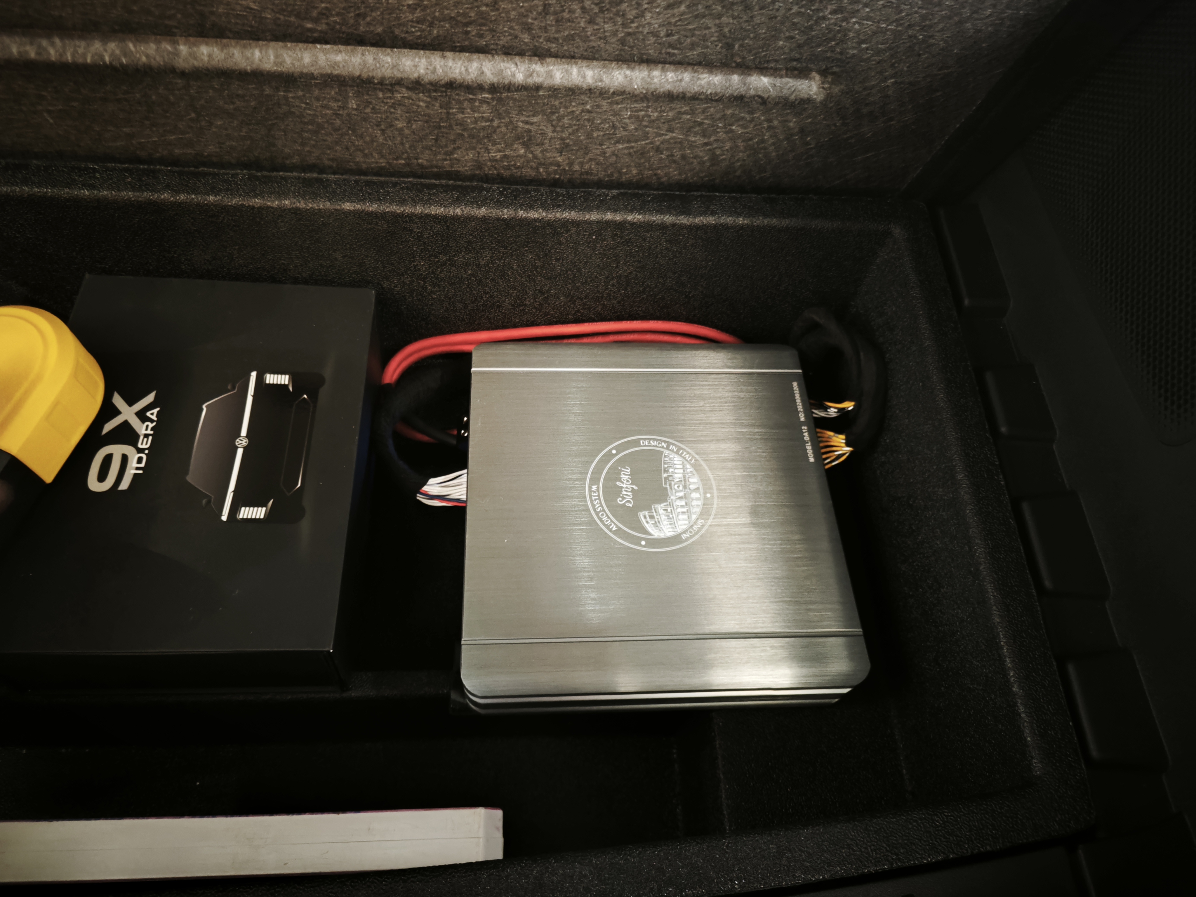 大众ID.ERA 9X原车27个喇叭，音量放大就破音，根源并非门板共振，而是原车功放功率不足施工图片4